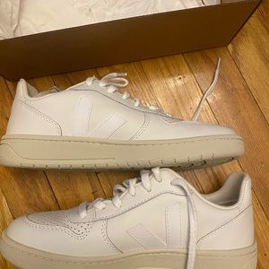 Brand new vejas size 7